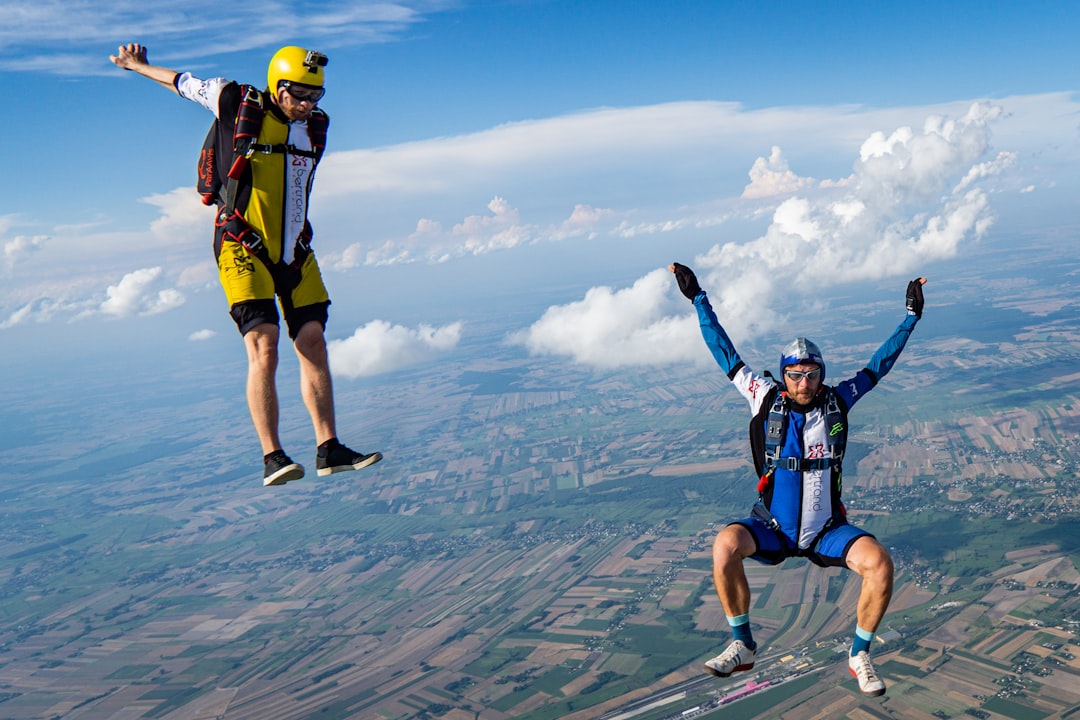 vivez une expérience inoubliable avec le parachutisme ! sauter dans le vide à des milliers de mètres d'altitude, profitez de sensations fortes et d'une vue imprenable sur le paysage. rejoignez-nous pour une aventure extrême dont vous vous souviendrez toute votre vie !