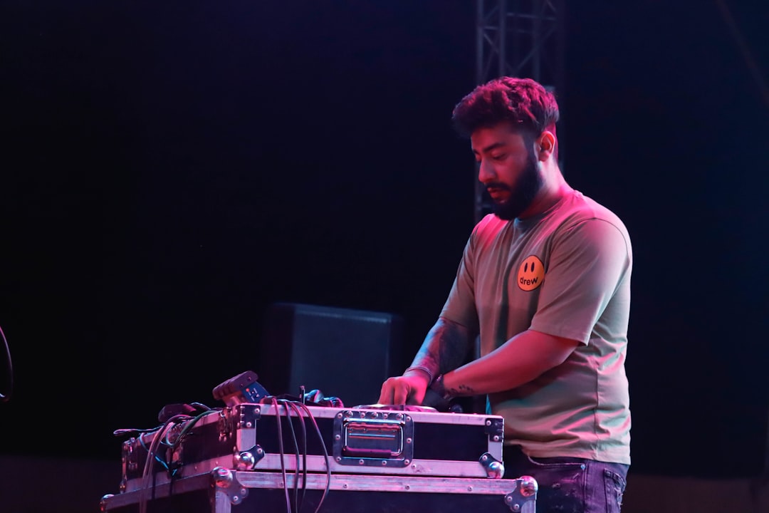 découvrez tout ce que vous devez savoir sur les coups de soleil : causes, prévention et traitements efficaces pour apaiser votre peau après une exposition au soleil.