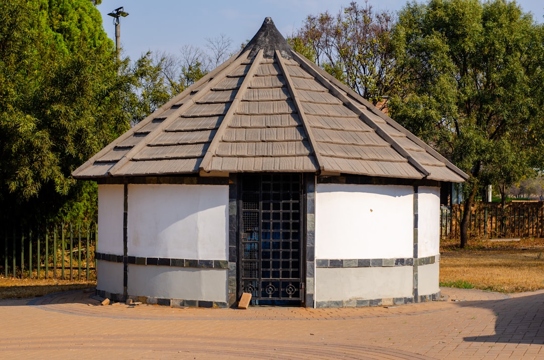 protégez votre voiture des intempéries avec un abri pour voiture pratique et résistant. découvrez nos solutions de car shelter adaptées à tous les besoins, faciles à installer et économiques.