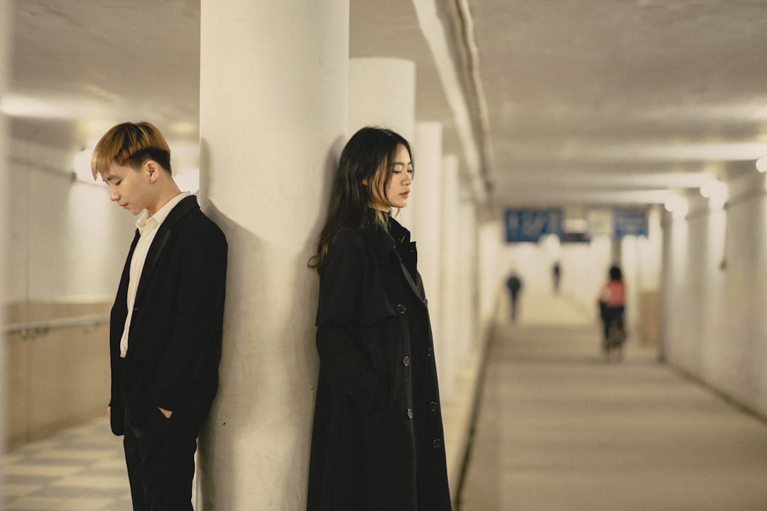 découvrez l'art de la photographie de couple : des séances photo romantiques, naturelles et authentiques pour capturer votre complicité et vos plus beaux moments à deux.