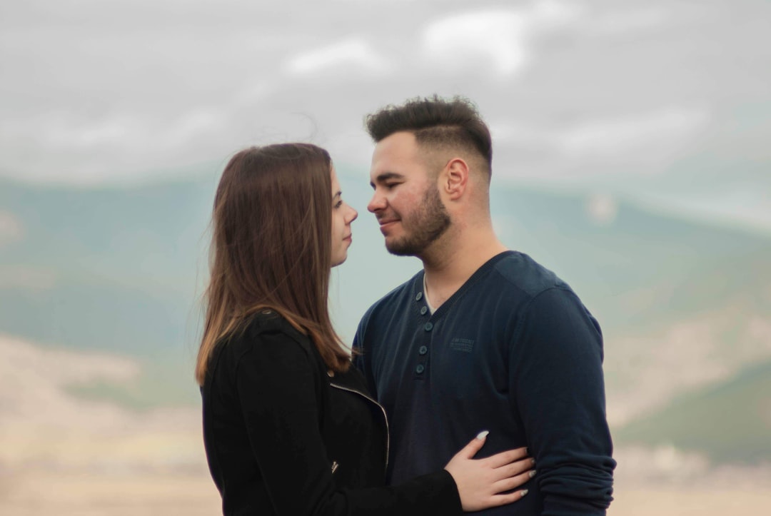découvrez nos conseils et idées pour réussir votre séance photo de couple. immortalisez votre amour avec des poses originales, des lieux romantiques et des astuces de photographes professionnels.
