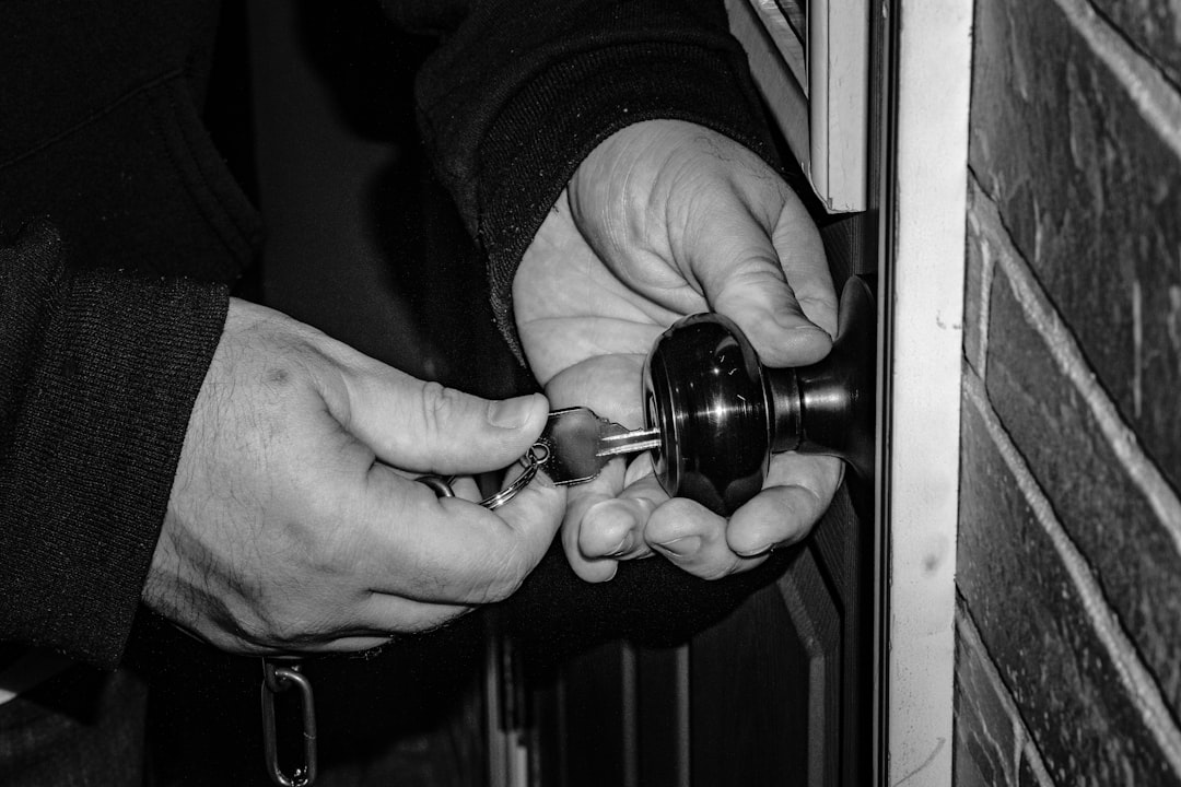 découvrez notre formation de serrurier et développez vos compétences en serrurerie. accédez à des cours pratiques et théoriques pour devenir un professionnel qualifié et réussir dans le métier de serrurier.