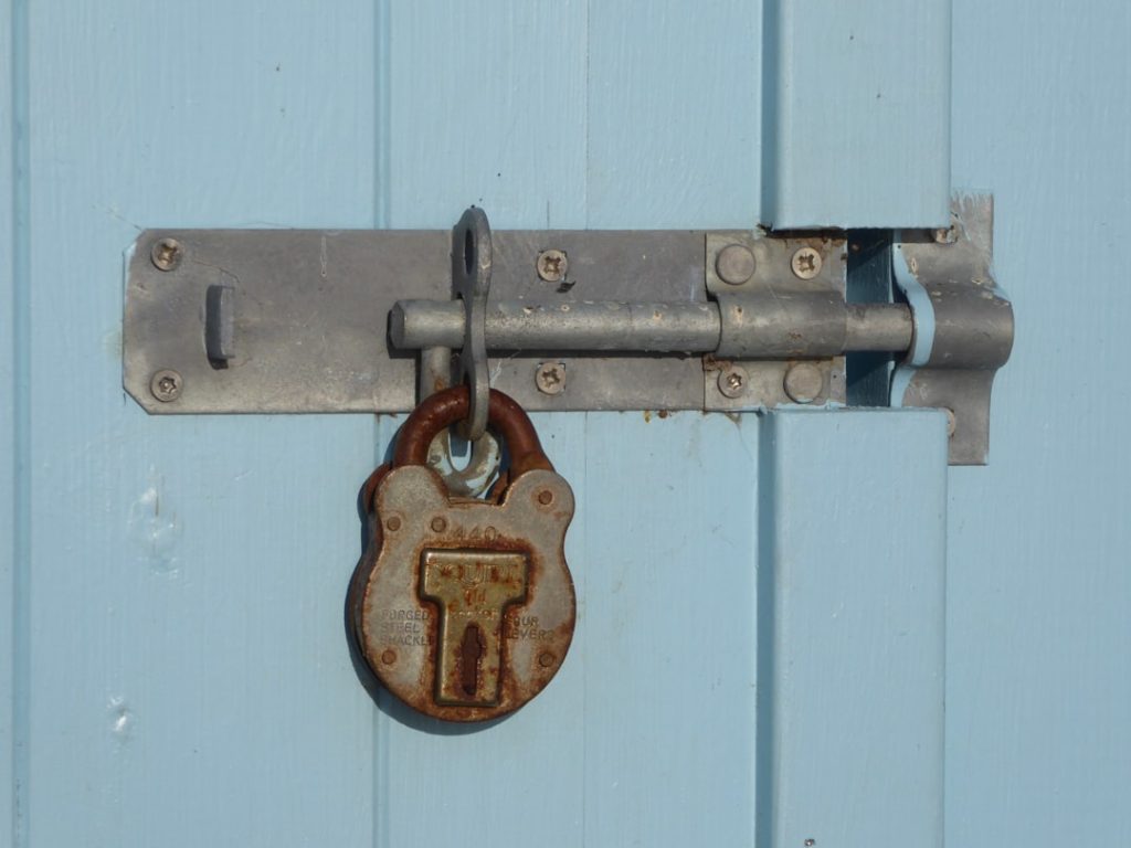 découvrez une formation de serrurier complète pour acquérir toutes les compétences nécessaires à ce métier en demande. apprenez les techniques de base et avancées, le dépannage, l'installation et la sécurité, et lancez votre carrière dès aujourd'hui.