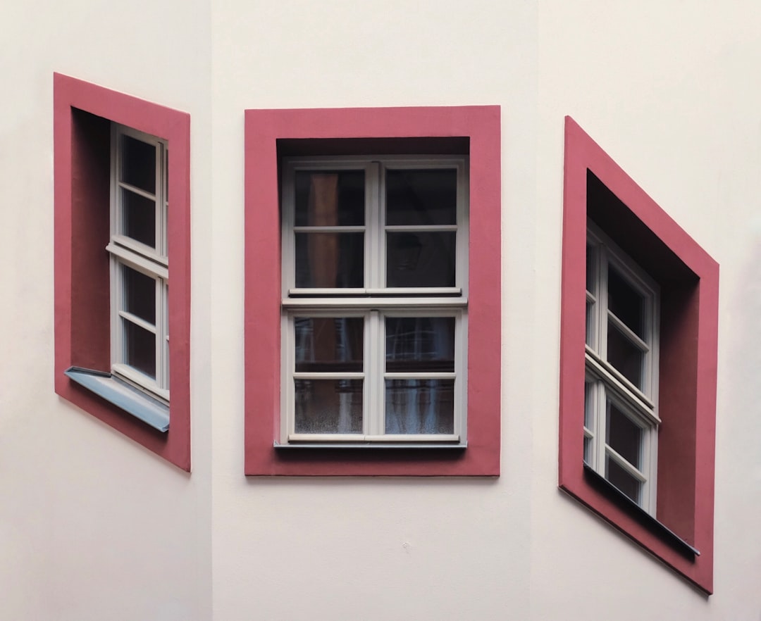 découvrez nos fenêtres sur mesure : une solution personnalisée, élégante et performante pour sublimer votre intérieur tout en améliorant l’isolation de votre maison. demandez votre devis gratuit dès maintenant !