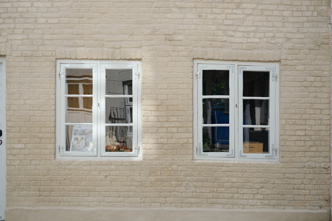 découvrez nos solutions de custom windows pour des fenêtres sur-mesure, esthétiques et performantes, adaptées à tous vos besoins en rénovation ou construction. qualité, efficacité et personnalisation garanties !