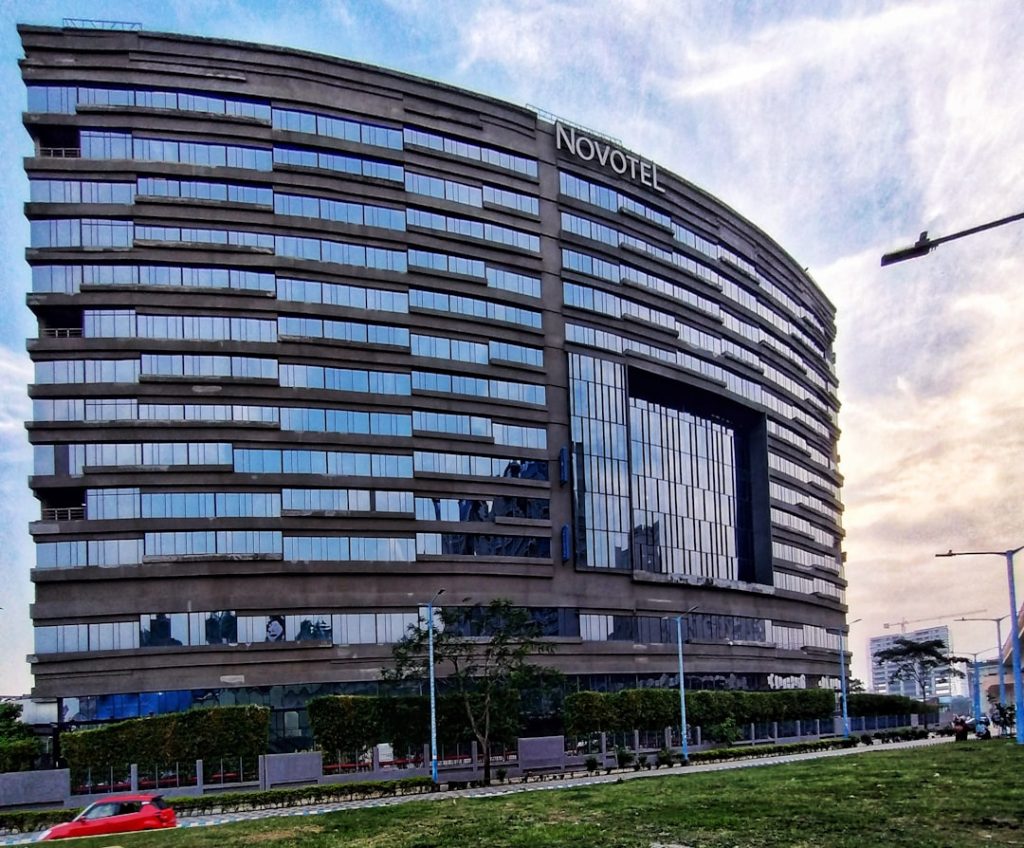 découvrez le confort moderne et les services de qualité du novotel, idéal pour vos séjours en famille ou vos voyages d'affaires. profitez d'un emplacement central, de chambres spacieuses et d'équipements adaptés à tous vos besoins.